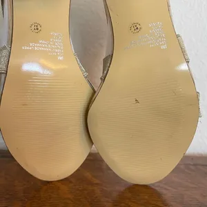 Liz Claiborne Gold‎ Heels thumbnail 6