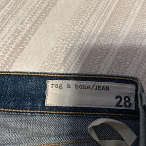 Rag & Bone Women’s Blue Wash Denim Skinny Jeans. thumbnail 4