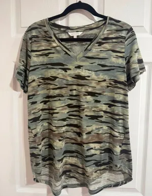 Amaryllis Camo V-Neck top L thumbnail 1