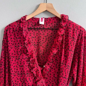 Natori Robe & Nightgown Set Red and Black Leopard Spots Ruffle Size Medium Large thumbnail 2