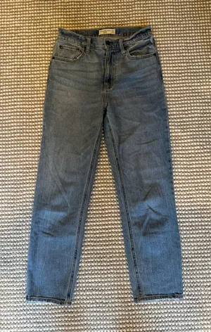 Abercrombie The Mom High-Rise Jeans thumbnail 1