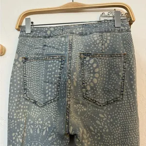 FREE PEOPLE FLOAT ON BELL BOTTOMS SZ 26 light blue batik print EUC thumbnail 6