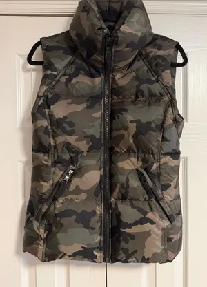 SAM. Women’s Medium Camouflage Puffer Vest Olive Green Black Quilted Zip-Up thumbnail 1