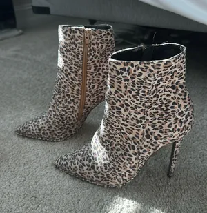 Size 6 USED LIKE NEW Qupid heeled boots thumbnail 1