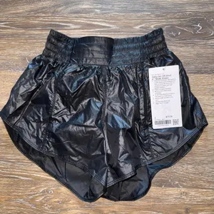 Lululemon Hotty Hot Short High Rise 4” Matte Sheen, Black Size 2 NWT thumbnail 3