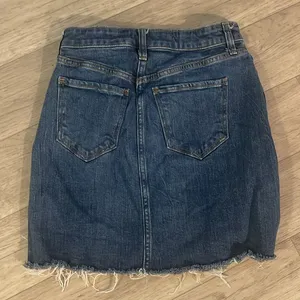 Old Navy Dark Blue Denim Pencil raw hem Skirt Sz 0 thumbnail 3
