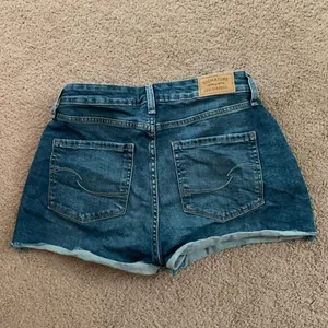 Levi’s women high rise shorts thumbnail 4