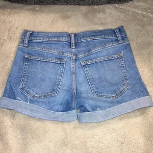 Gap 5” Shorts, Size 24 thumbnail 3