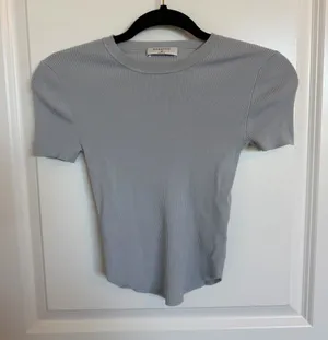 Aritzia Babaton Ribbed Short Sleeve Top XS thumbnail 1