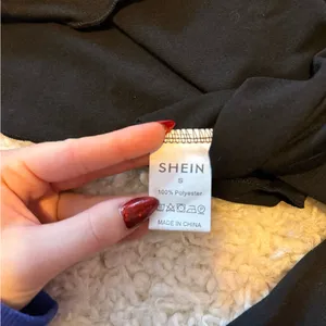 SHEIN Black Off the Shoulder Long Sleeve Crop Top thumbnail 4