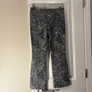 Maeve by Anthropologie Margot Kick Flare Pants Black and White Floral Size Women’s XXS thumbnail 4
