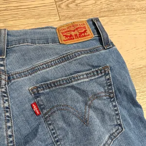 levi’s denim shorts, size 27, slightly stretchy and super comfortable! #levis #denim #denimshorts #shorts thumbnail 3