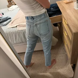 Abercrombie High-Rise Jeans Mom Curve Love thumbnail 2