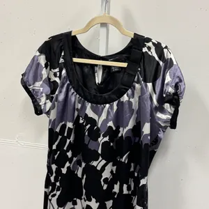 BCBGMAXAZRIA Floral Satin Shift Dress Large Short Sleeve Scoop Neck Purple Black thumbnail 3