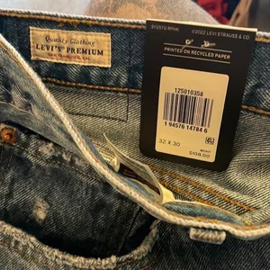 NWT 501 High‎ Rise Distressed Straight Jean in Athens Crown Size 32 x 30 thumbnail 8