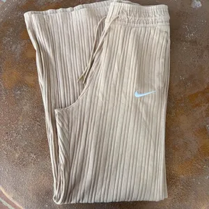 Nike beige tan ribbed wide leg high rise sweatpants in XS #loungewear #utility #basics thumbnail 8