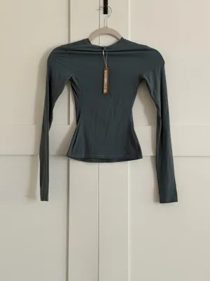 NWT Skims Fits Everybody Long Sleeve T-Shirt XXS thumbnail 2