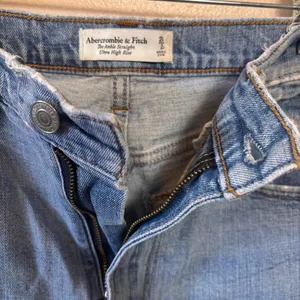 Abercrombie & Fitch Jeans Ankle Straight Ultra High Rise Distressed Hem Size 26‎ thumbnail 3
