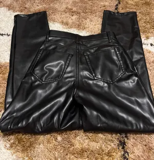 Abercrombie And Fitch 90s Straight Ultra High Rise Vegan Leather Pants thumbnail 4