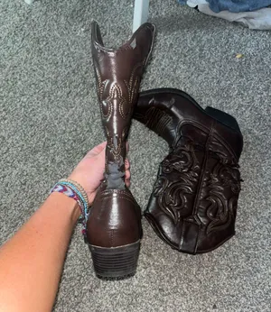 size 8 thrifted Cowboy boots thumbnail 2