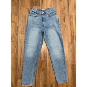 Levi's Premium 80s Mom Jeans Women 28 High Rise Tapered Light Wash Denim thumbnail 3