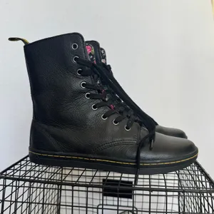 Dr. Martens Stratford Black Leather Floral Fold Down Boots Women’s 8 EU 39 thumbnail 14