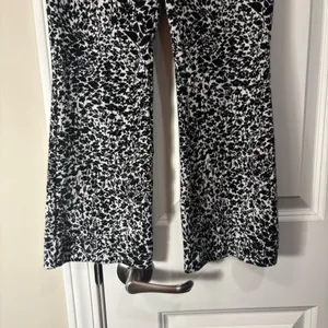 Maeve by Anthropologie Margot Kick Flare Pants Black and White Floral Size Women’s XXS thumbnail 3