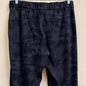 Lululemon On the Fly 7/8 Pant Camo Black Gray Size 12 Pockets Athleisure‎ thumbnail 6