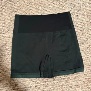 Outdoor Voices Seamless Smooth 4.5" Bike Short in Evergreen- Size Small thumbnail 7