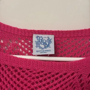 Roots &‎ Wings Boutique Women’s Pink Eyelet Crochet Knit Cover Up Blouse Medium thumbnail 4