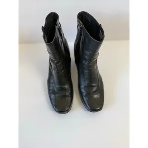 Clarks Artisan Dara Black Leather Ankle Bootie Heels Buckle Side Zip Women's 7.5 thumbnail 2