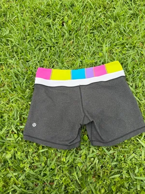 Lululemon Boogie Reversible Shorts Size 8 Gray Rainbow Waistband Low Rise Yoga thumbnail 4