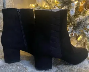 NINE WEST Qualner Black Faux Suede Ankle Boots Block Heel Side Zip Size 9.5 M thumbnail 1