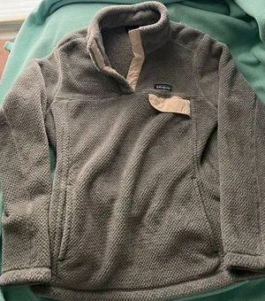 Grey Patagonia quarter button thumbnail 1