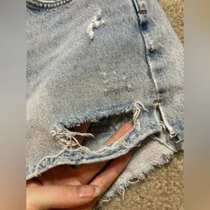 AGOLDE Jaden High Rise Distressed Denim Shorts Size 29 thumbnail 5