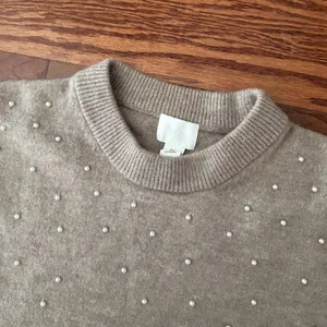 H&M Beige Faux Pearl Embellished Crewneck Sweater Size Medium Poly/Wool Blend thumbnail 7