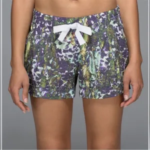 Lululemon Spring Breakaway Short Floral White Multi size 8 thumbnail 1
