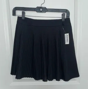 Old Navy Extra High-Waisted StretchTech Micro-Pleated Skort thumbnail 2
