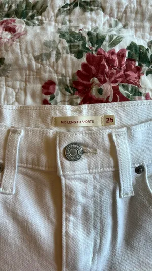 Levi’s White Mid-Length Shorts thumbnail 6