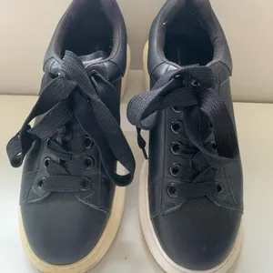 Steve Madden 9.5 black leather casual platform sneakers thumbnail 2