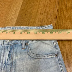 American Eagle Mom Jean Strigid Light‎ Wash Distressed Ripped Denim Size 0 Long thumbnail 2