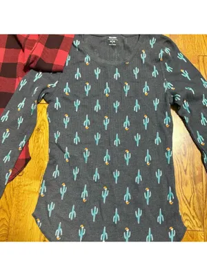 Women’s Size Medium Old Navy Red Plaid and Cactus Long Sleeve Thermal Bundle thumbnail 4
