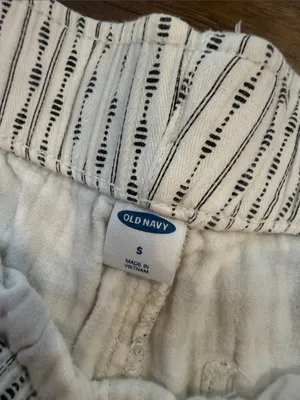 Old Navy White and Navy Patterned Pull-On Shorts Size Small - C31-059 thumbnail 2