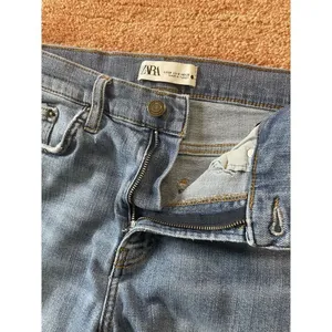 Zara Blue Distressed Straight Leg Jeans Women’s Sz 28 Raw Hem Made in Turkey thumbnail 2