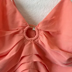 Abercrombie & Fitch Coral Pink Ruched O-Ring Cami Crop Top - NWOT - XS thumbnail 4