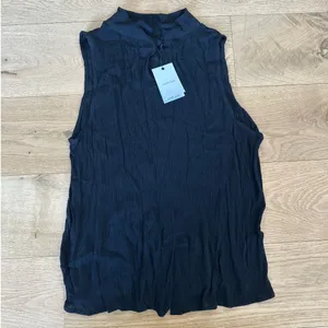 Anine Bing - Mock Neck Sleeveless Top in Black thumbnail 4