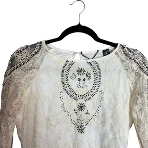 BKE Buckle Top Womens Small Ivory Lace Boho Artsy Stretch Embroidered Blouse thumbnail 3