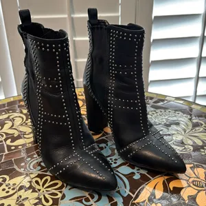 VINCE CAMUTO BASILA STUDDED LEATHER POINTED TOE BOOT SZ: 6M thumbnail 1