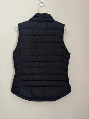 GAP Black Quilted Puffer Vest Women’s Medium Full Zip Snap Lightweight Jacket thumbnail 2
