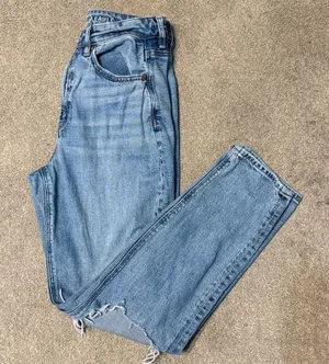American Eagle Light Wash High Rise Major Knee Distressing Mom Jeans Size 6 thumbnail 1
